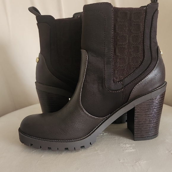 Guess women's ankle boots
Dark brown Size 8M - Picture 7 of 11